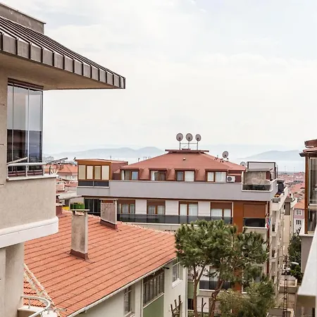 Modern Flat Near Public Transportation In Maltepe
