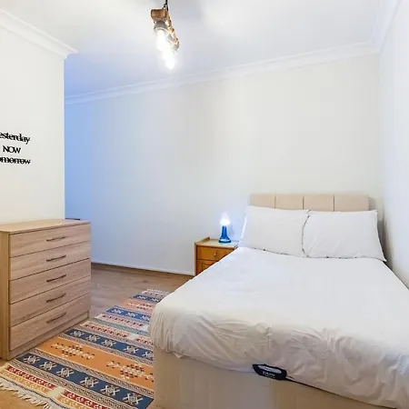 Modern Flat Near Public Transportation In Maltepe
